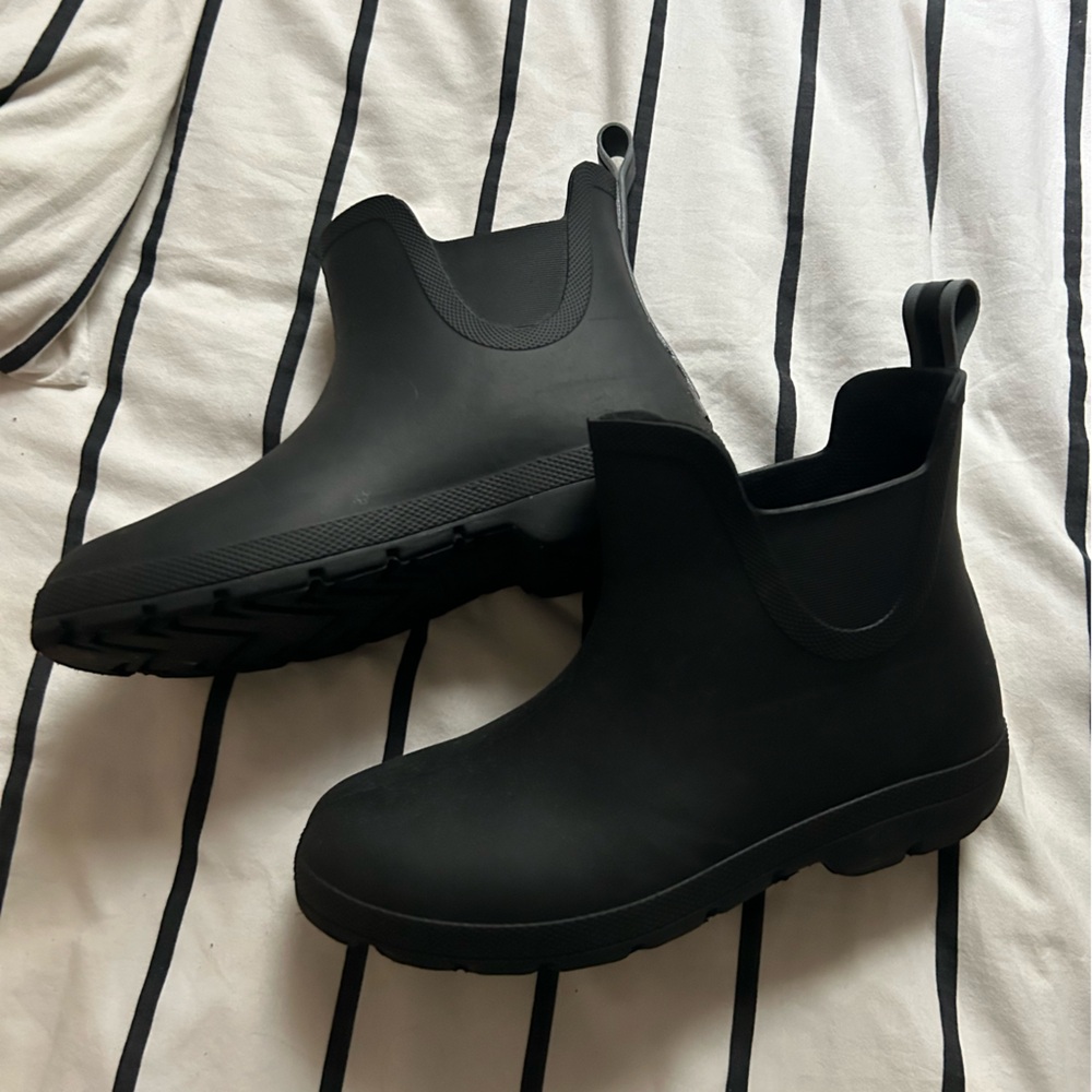 Tote Chelsea rain boots